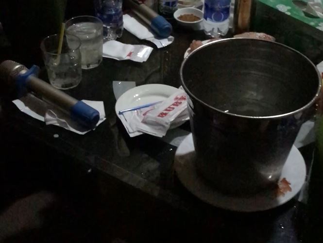Hàng chục tiếp viên múa khiêu dâm trong nhà hàng trung tâm Sài Gòn Hàng chục tiếp viên múa khiêu dâm trong nhà hàng trung tâm Sài Gòn